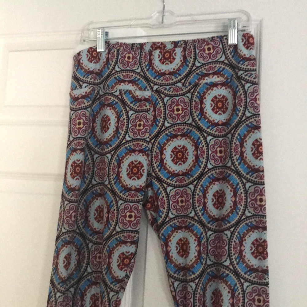 LuLaRoe Tall & Curvy printed leggings